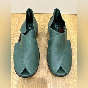 Gravity Defyer Green Leather Sandals Size 8